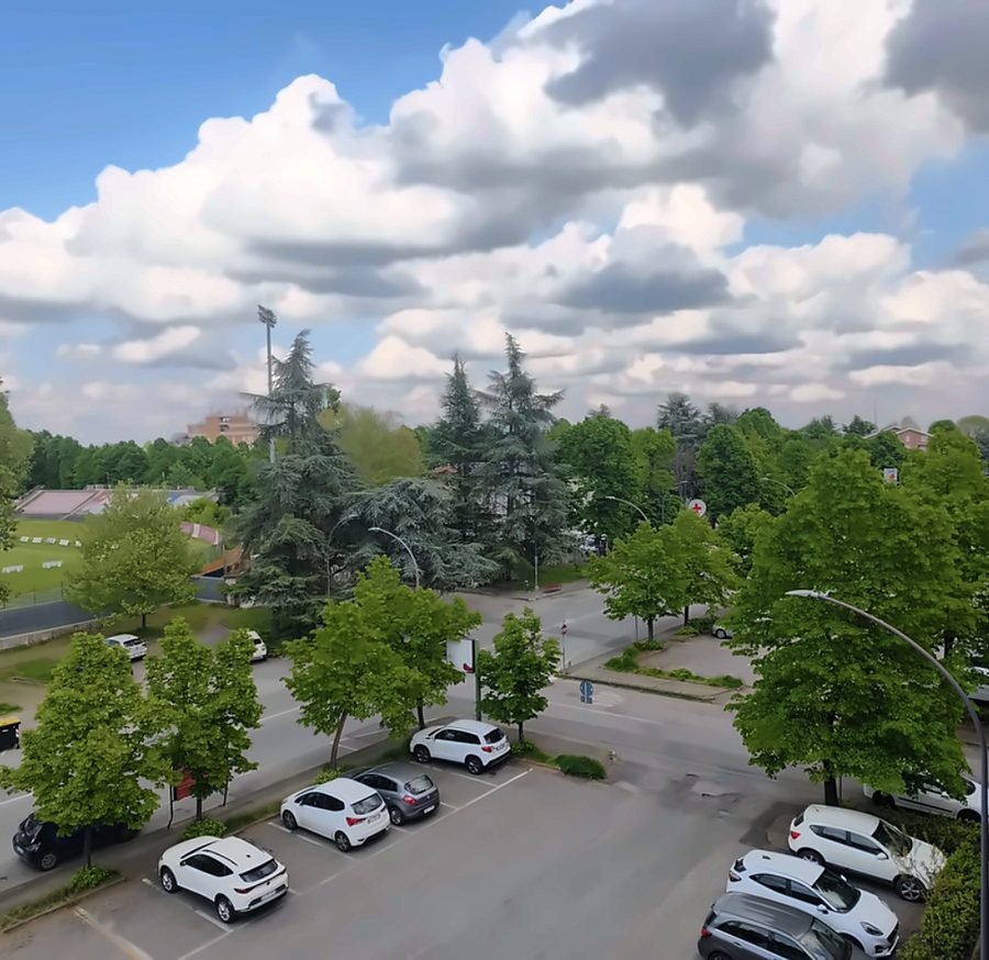 Vista sulla via e sul parcheggio gratuito